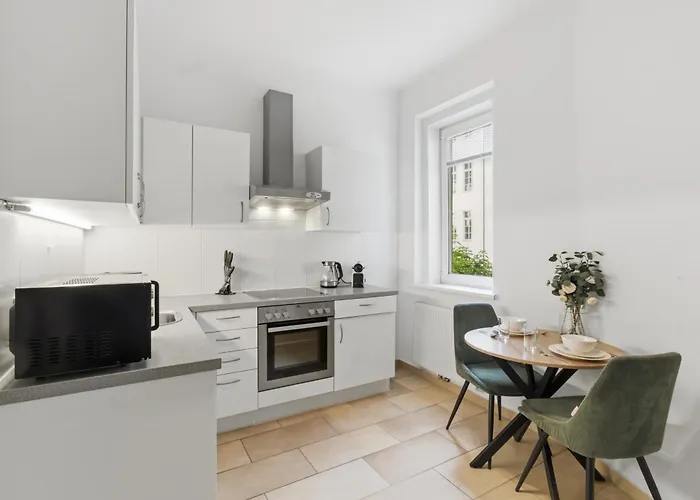 Апартаменти Bright - 3br - Fast Wifi - At Bus And Tram Station *