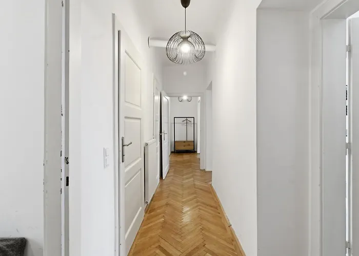 Bright - 3br - Fast Wifi - At Bus And Tram Station *