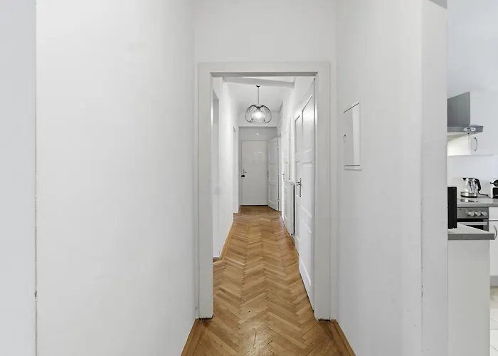 Апартаменти Bright - 3br - Fast Wifi - At Bus And Tram Station *