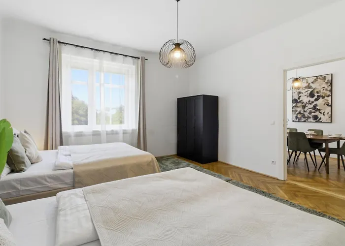 Bright - 3br - Fast Wifi - At Bus And Tram Station