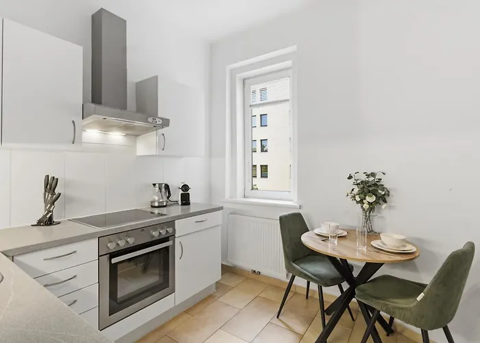 Апартаменти Bright - 3br - Fast Wifi - At Bus And Tram Station *