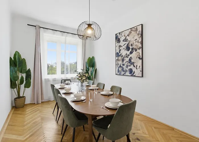 Апартаменти Bright - 3br - Fast Wifi - At Bus And Tram Station