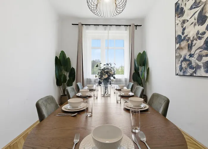 Bright - 3br - Fast Wifi - At Bus And Tram Station
