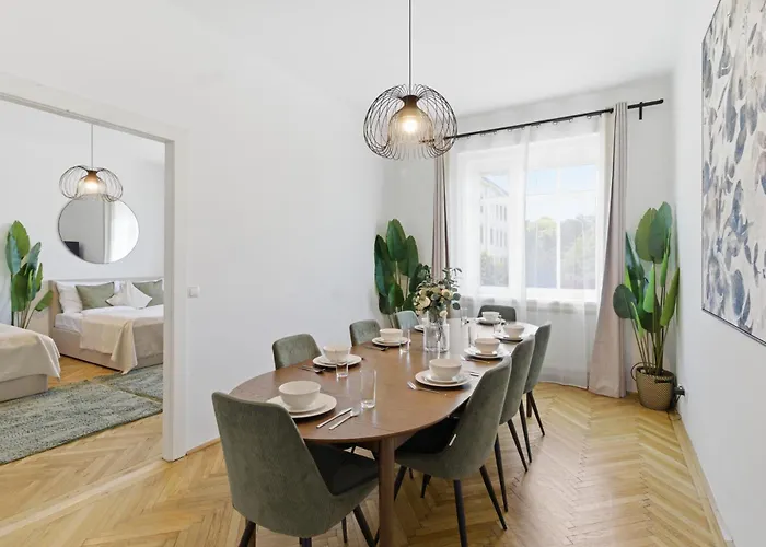 Bright - 3br - Fast Wifi - At Bus And Tram Station Apartman