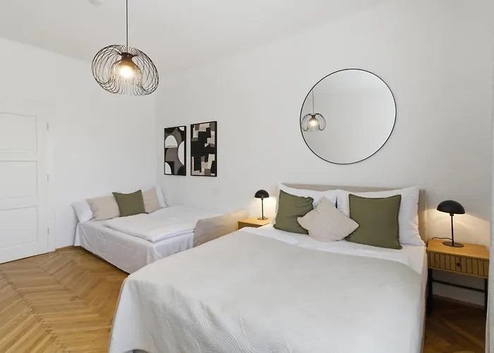 Bright - 3br - Fast Wifi - At Bus And Tram Station
