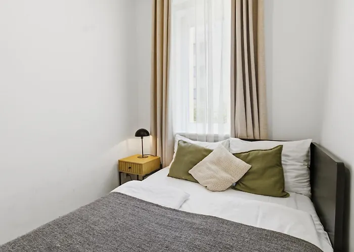 Апартаменти Bright - 3br - Fast Wifi - At Bus And Tram Station *