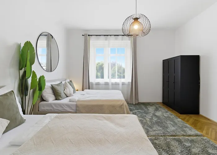 Bright - 3br - Fast Wifi - At Bus And Tram Station